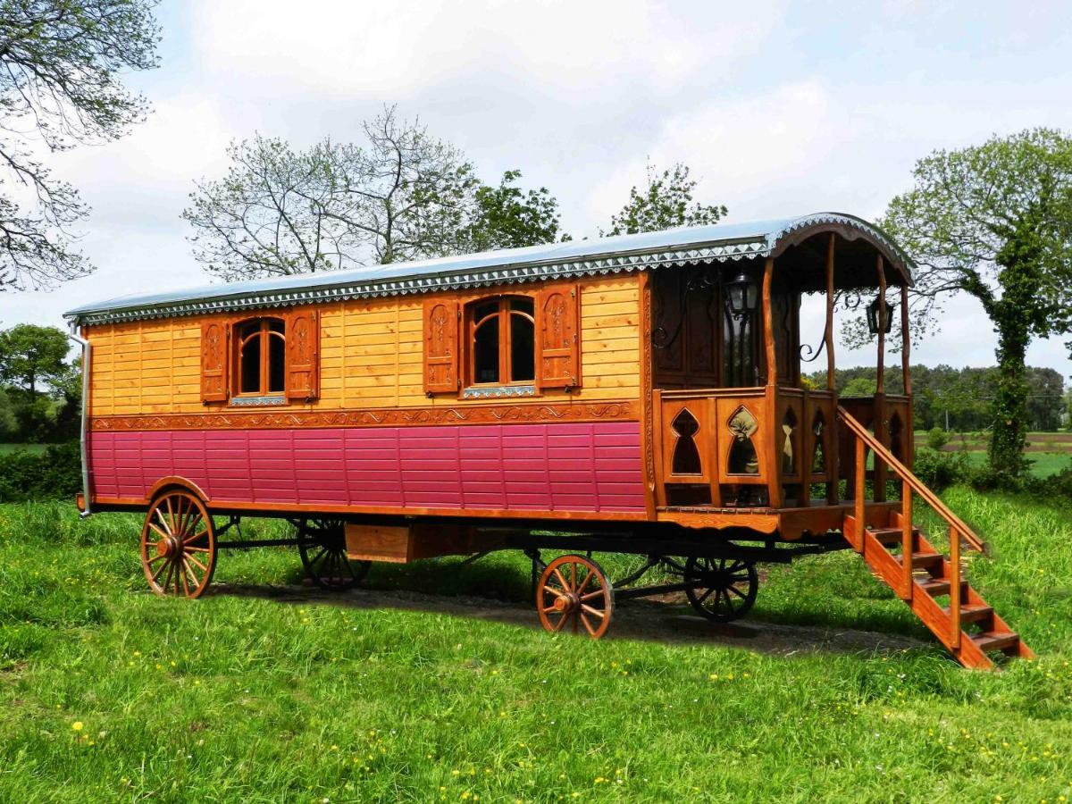 Une Roulotte Et Des Chevaux Treffléan Exterior photo