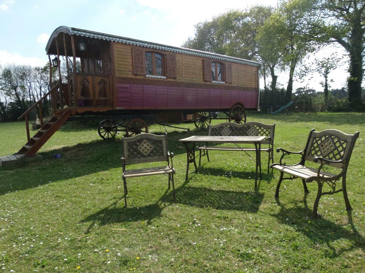 Une Roulotte Et Des Chevaux Treffléan Exterior photo