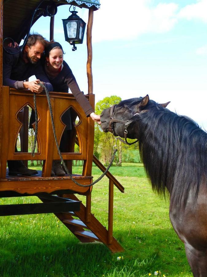 Une Roulotte Et Des Chevaux Treffléan Exterior photo