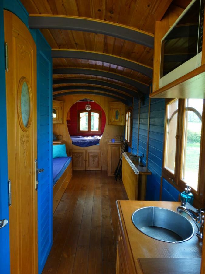 Une Roulotte Et Des Chevaux Treffléan Exterior photo