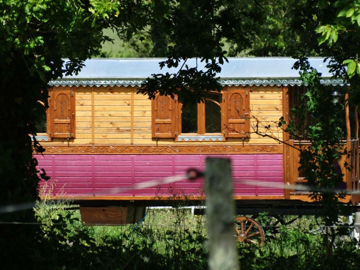 Une Roulotte Et Des Chevaux Treffléan Exterior photo